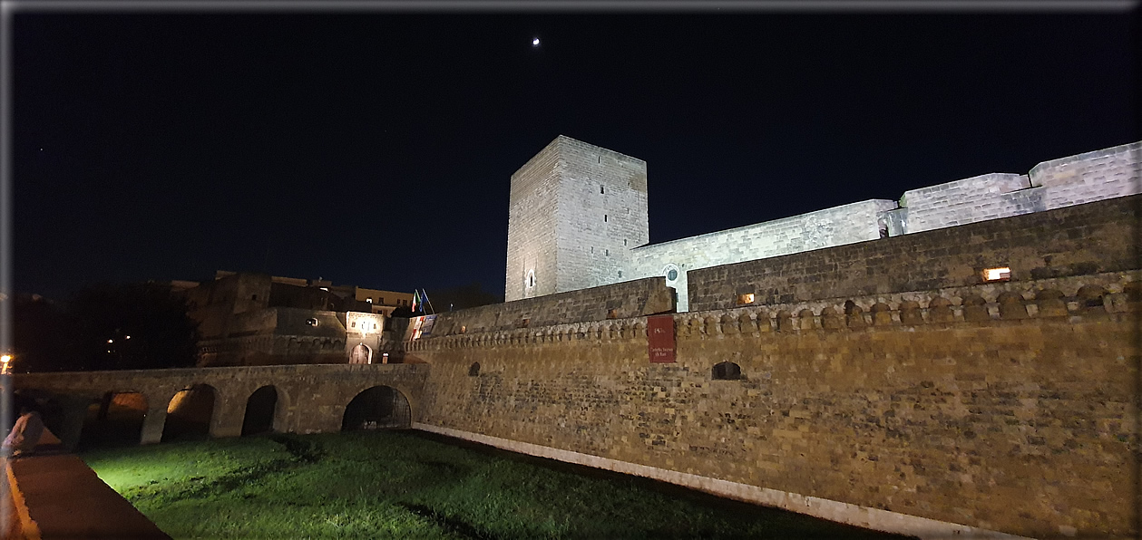 foto Bari di notte